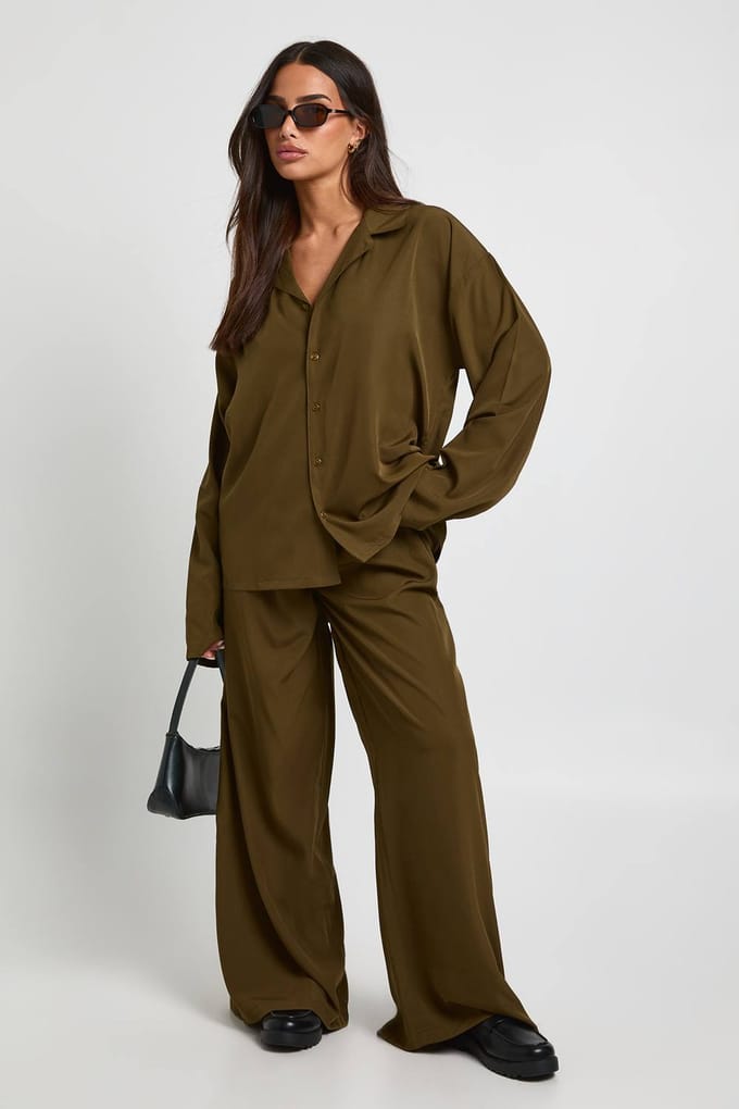boohoo Dames Petite oversized overhemd & wijde pijpenbroek co-ord | Olive | Maat: 8