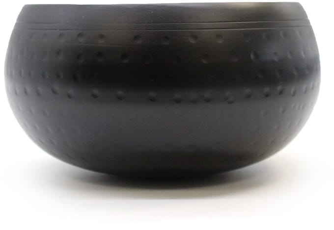 Grote zwarte geklopte kom - 18 cm