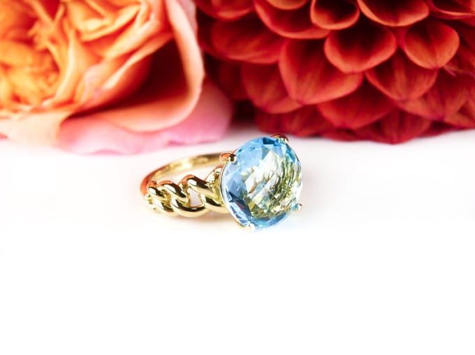 Ring in geel goud gezet met blauwe topaas
