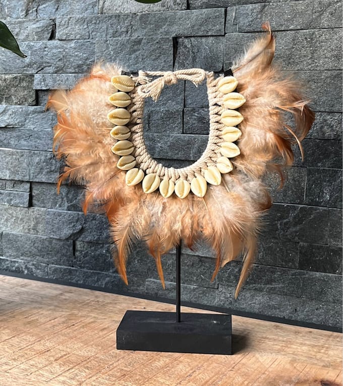 Decoratie ornament met schelpen en veren, bruin, 27 cm