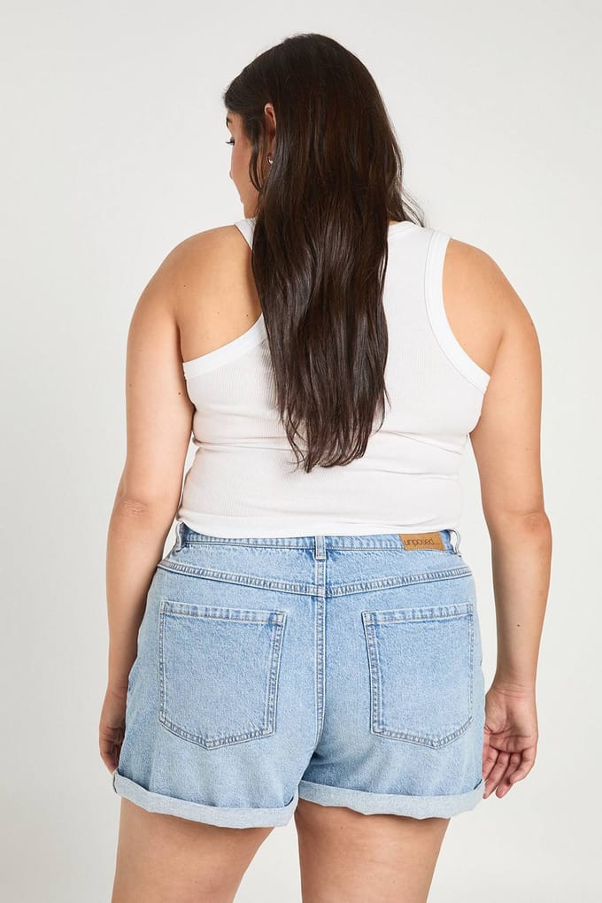 boohoo Dames Plus Denim Momshorts | Licht Gebleekt | Maat: 48