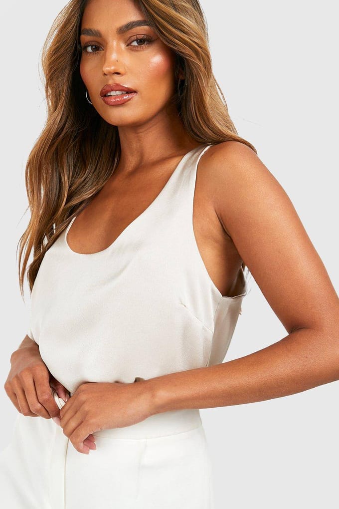 boohoo Dames Basic Satijn Cami met Scoop-hals | Oester | Maat: 44