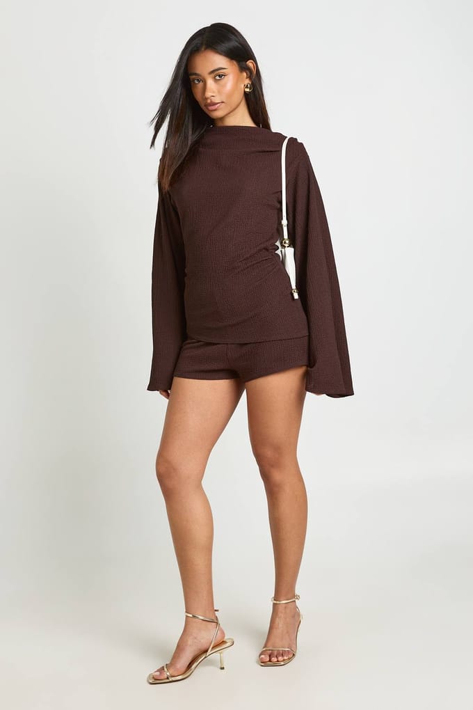 boohoo Dames Gestructureerde Playsuit Met Slash Hals En Getailleerde Taille | Chocoladebruin | Maat: 42
