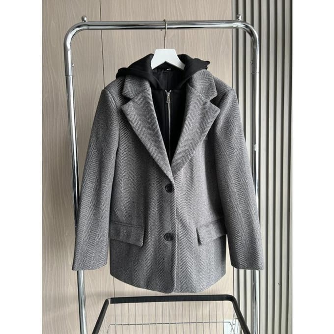 Collectie herfst/winter: Damesjas met capuchon, patchwork, visgraatmotief, lange mouwen en schoudervullingen L black