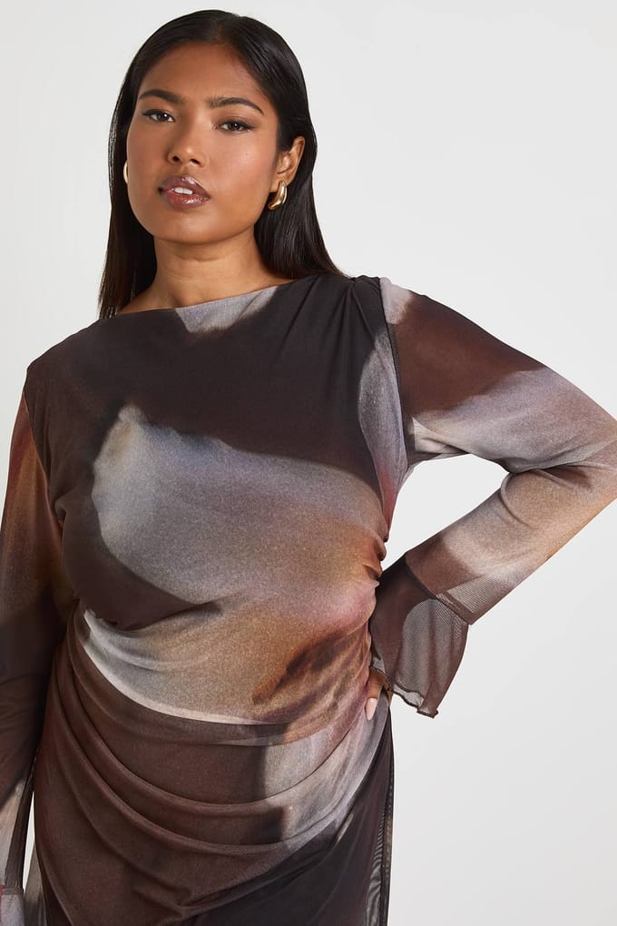 boohoo Dames Plus Size Bloemige Geraffelde Mini Shiftjurk | Bruin | Maat: 48