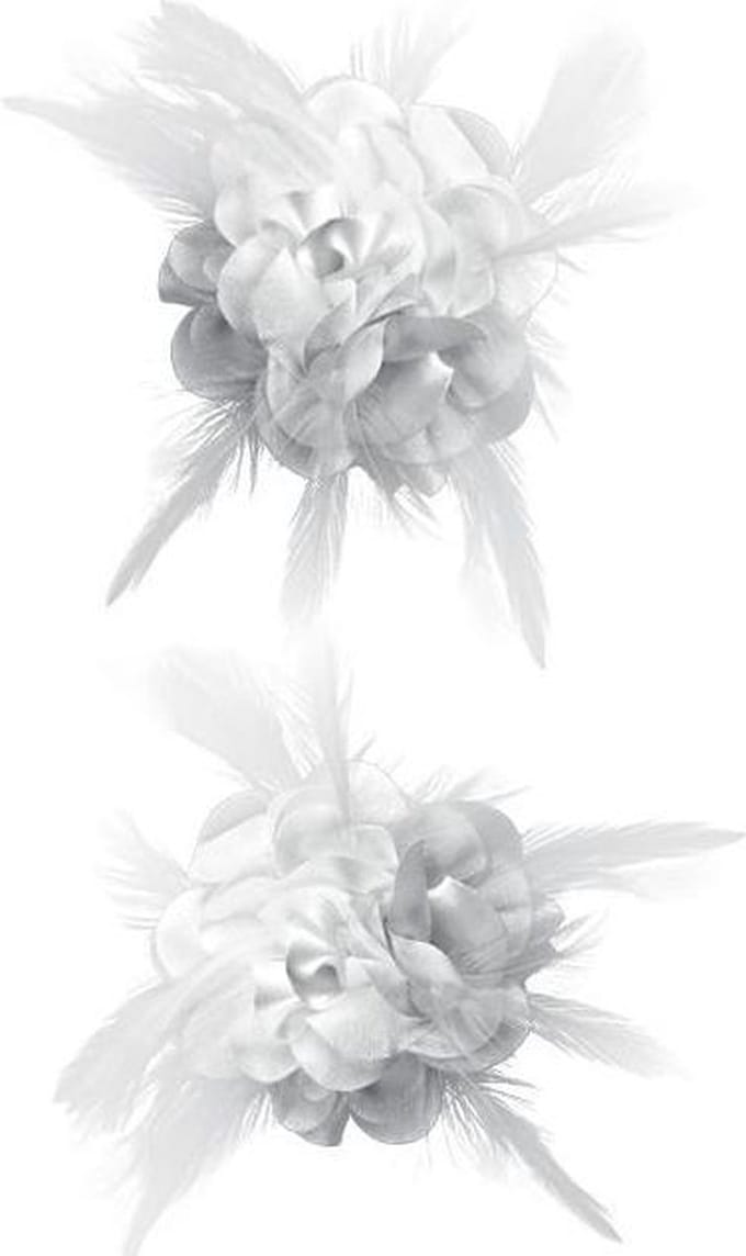 Bloem met veertjes op speld wit