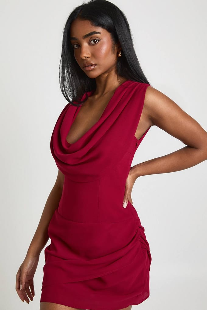 boohoo Dames Chiffon Waterval Hals Mouwloze Sjaal Hals Mini Jurk | Dark Cherry | Maat: 36
