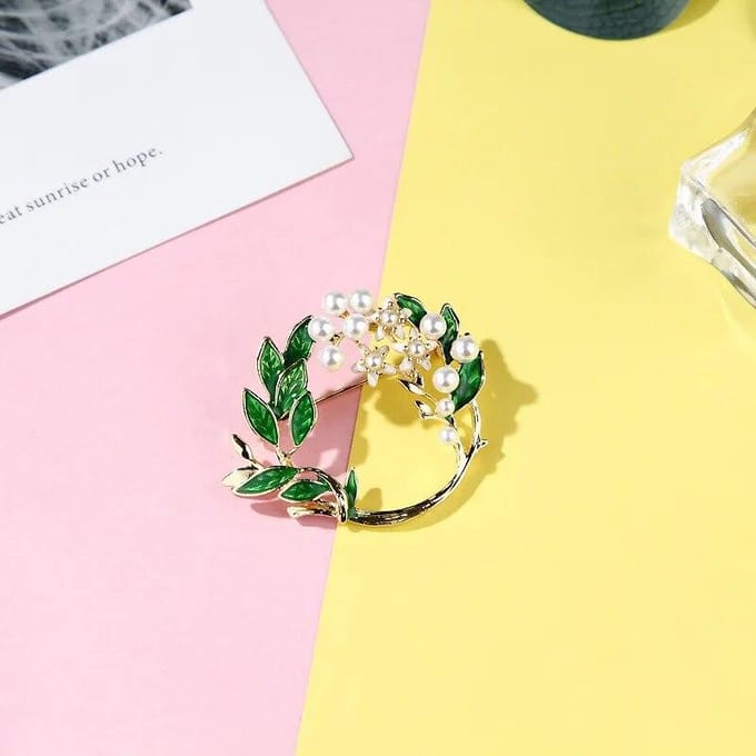 Broches à fleurs de gardénia en émail pour femmes, mode coréenne, Design de luxe, perle, broche de bureau décontractée, cadeaux pour filles vert