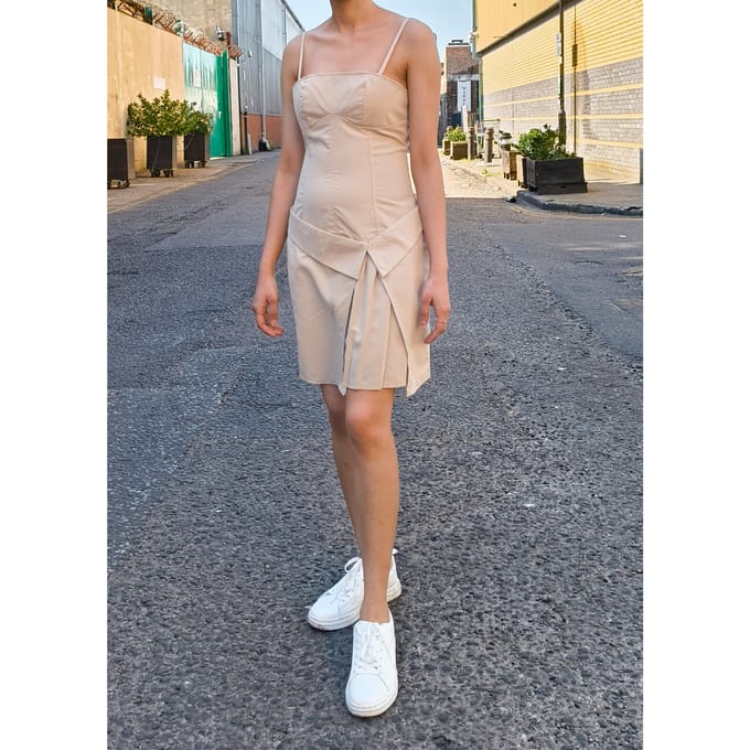 Beige lange geplooide mini jurk