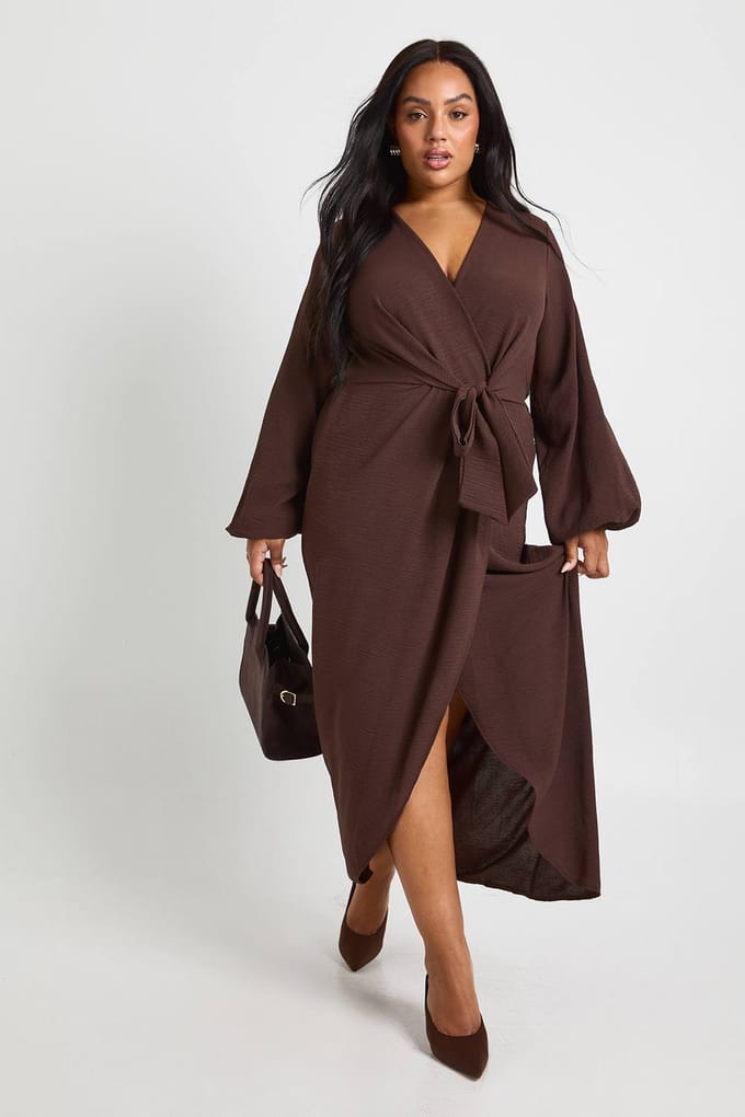 boohoo Dames Plus getextureerde maxi-jurk met strikdetail | Chocoladebruin | Maat: 50