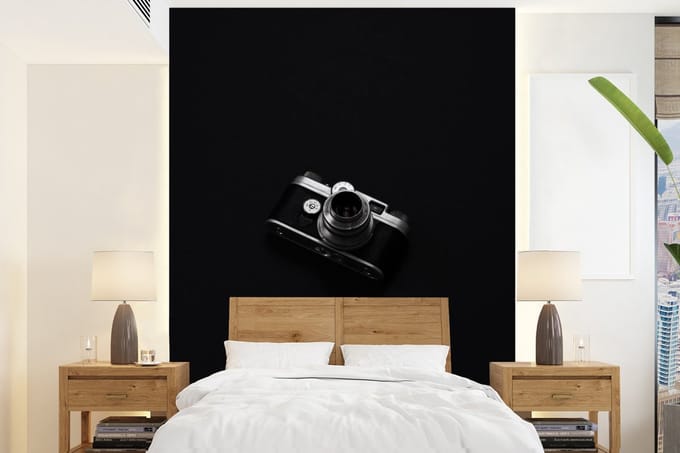 Behang - Fotobehang Zwart - Camera - Design - Wit - Breedte 165 cm x hoogte 220 cm
