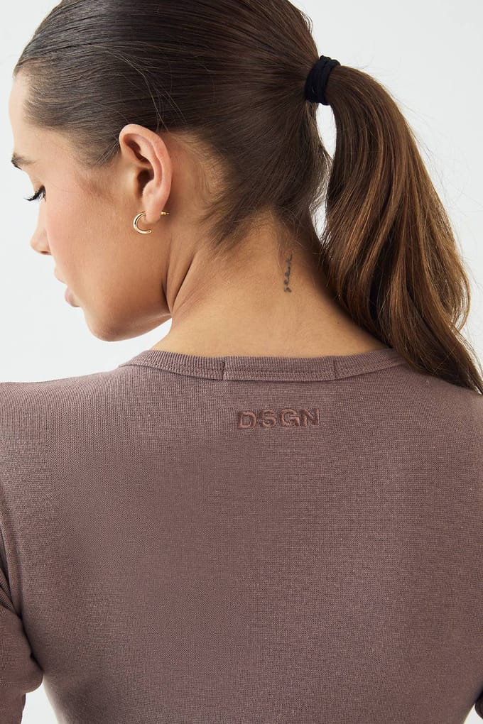 Dames DSGN Studio Crew Neck Shirt met Lange Mouwen | Mokka | Maat: 2XL