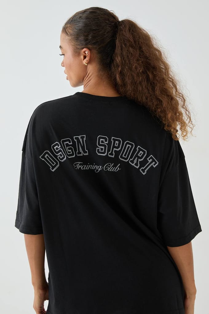 Dames DSGN Studio Sport Training Club Oversized T-Shirt | Zwart | Maat: Large