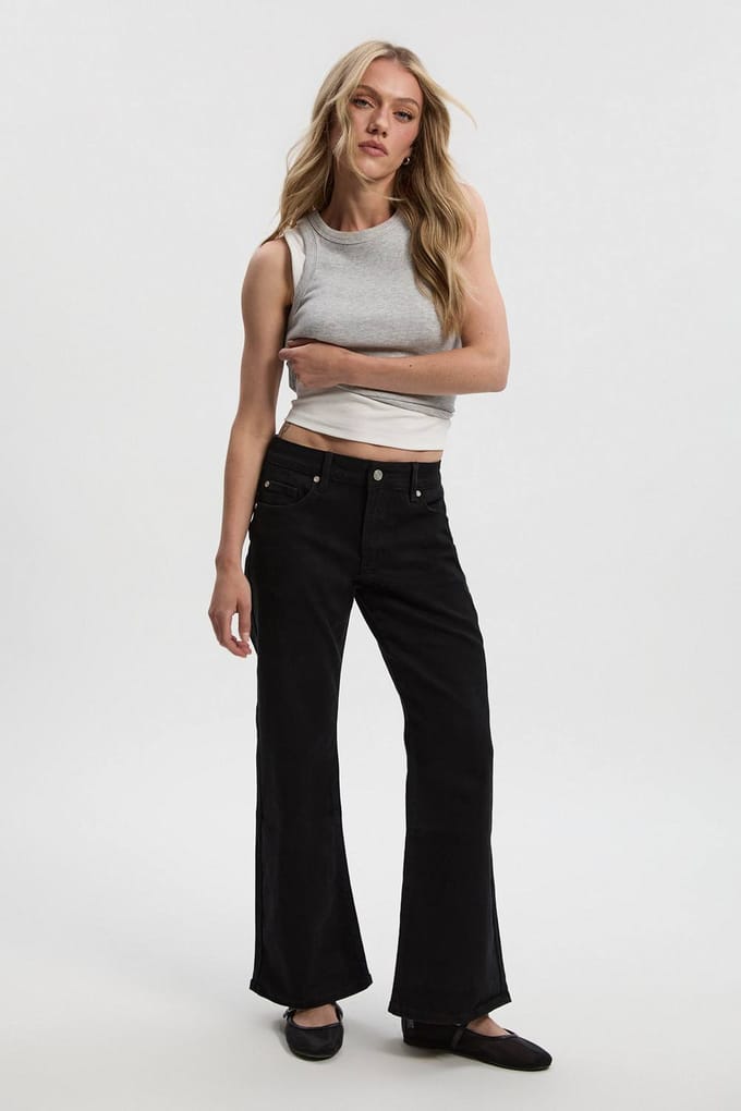 boohoo Dames The Petite Low Waist Bootcut Jean | Black | Maat: 6/28L