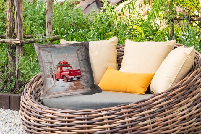 Buitenkussen - Auto - Rood - Cadeaus - Winter - Kerst - Doorkijk - Wit - 45x45 cm - Weerbestendig