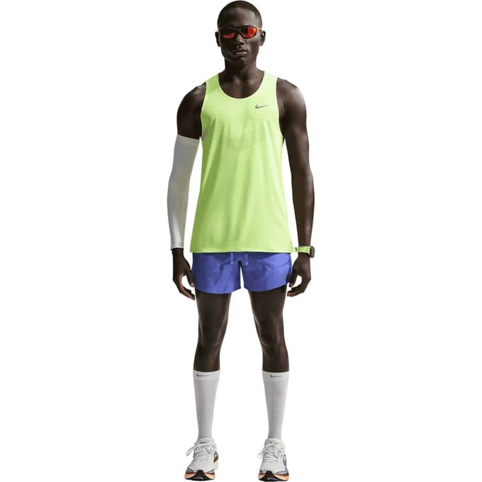 Nike dri-fit stride 5in short in de kleur blauw.