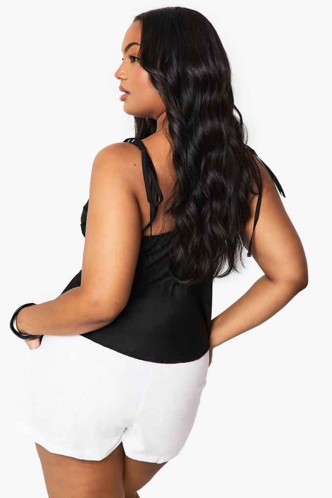 boohoo Dames Top met plus borstdetail en strikriem | Black | Maat: 26