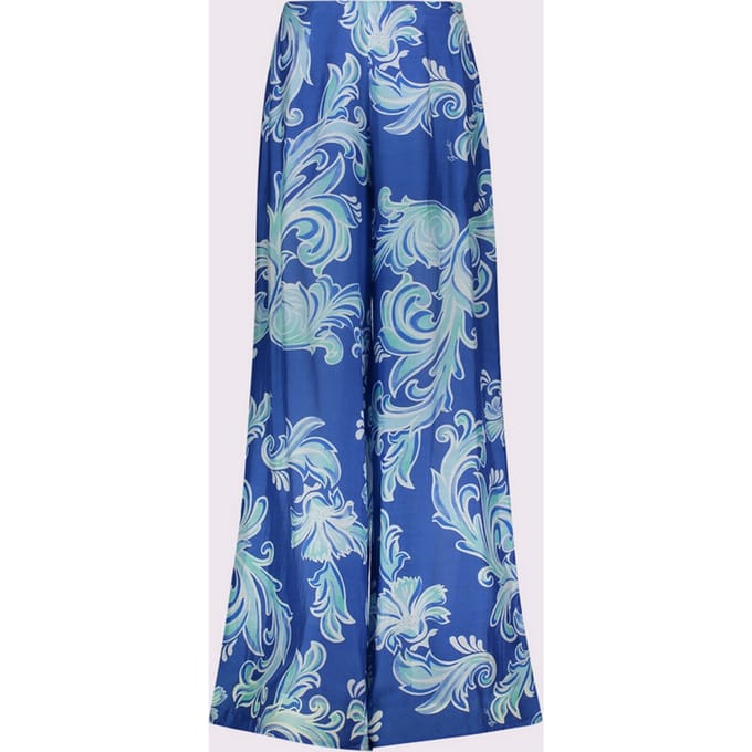 broek met blauwe print vrouw