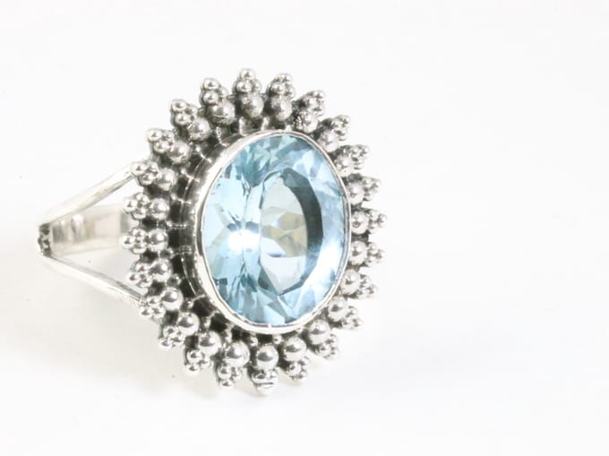 Bewerkte zilveren ring met blauwe topaas - maat 18