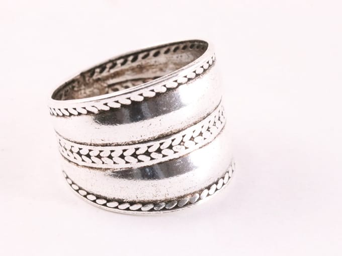Brede zilveren ring met kabelpatronen - maat 19.5