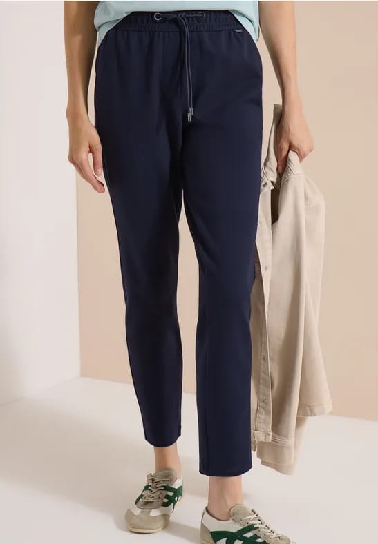 Mid Waist Slim Leg Hose in casual pasvorm