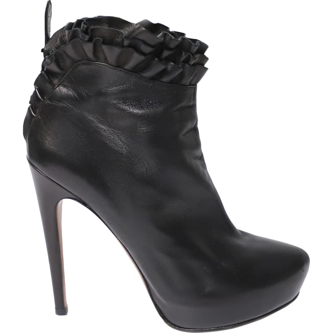 Alaia Rimpel Enkelboots in Zwart Leer