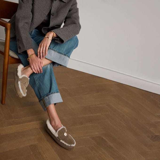 Manfield - Dames - Taupe suède pantoffels met bontrand - Maat 37