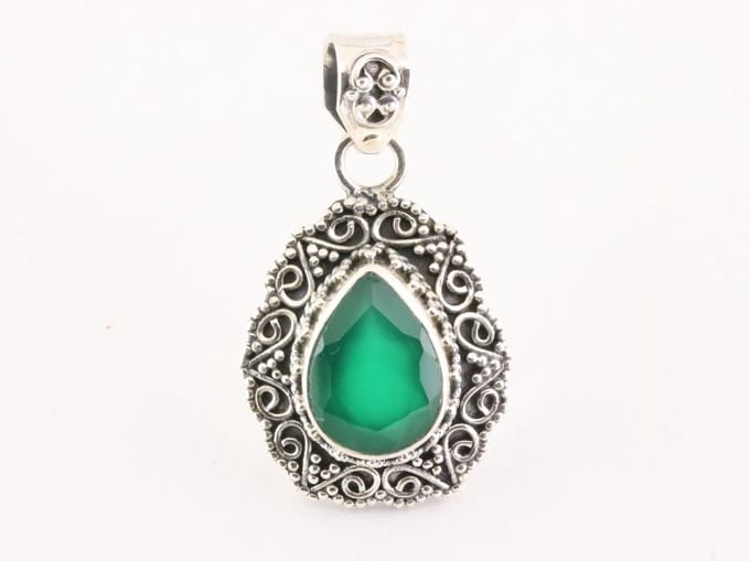 Bewerkte zilveren hanger met groene onyx