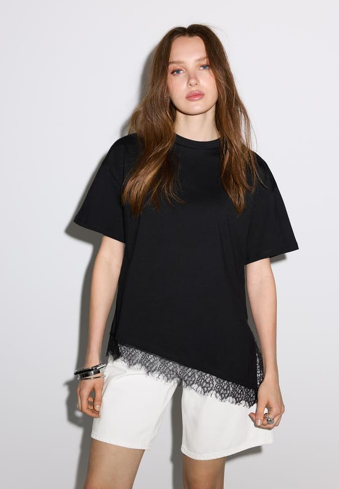 Stradivarius T-shirt met korte mouw en kanten zoom  Zwart S