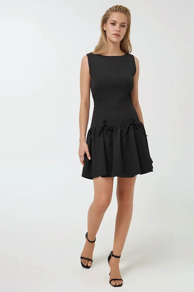 Aansluitende Mini-jurk met Strikdetails