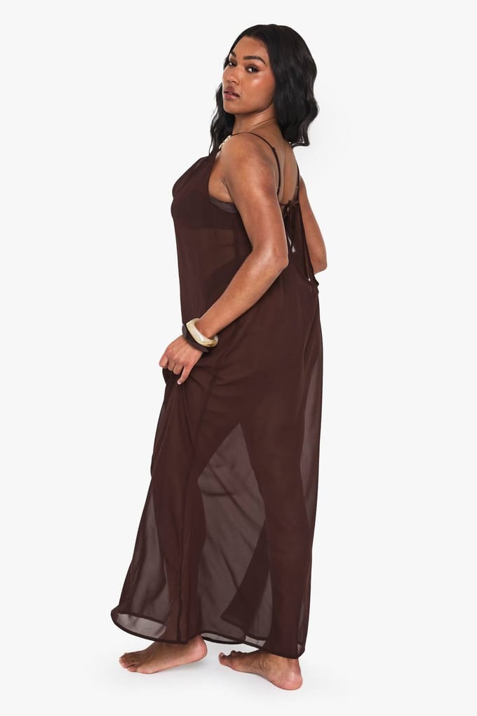 boohoo Dames Plus Chiffon Strand Maxi-jurk met metalen accenten | Chocoladebruin | Maat: 20/22