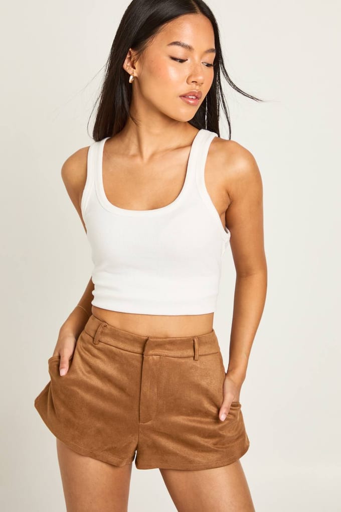 boohoo Dames Kleine imitatie-suede getailleerde mini shorts | Brown | Maat: 12