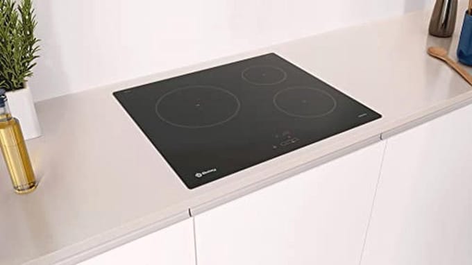 Inductiekookplaat 60 cm met 3 inductiezones en touchscreen bediening