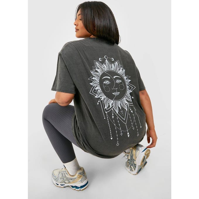 boohoo Dames Plus Oversized Overdye Celestial Back Print T-shirt | Houtskool | Maat: 52