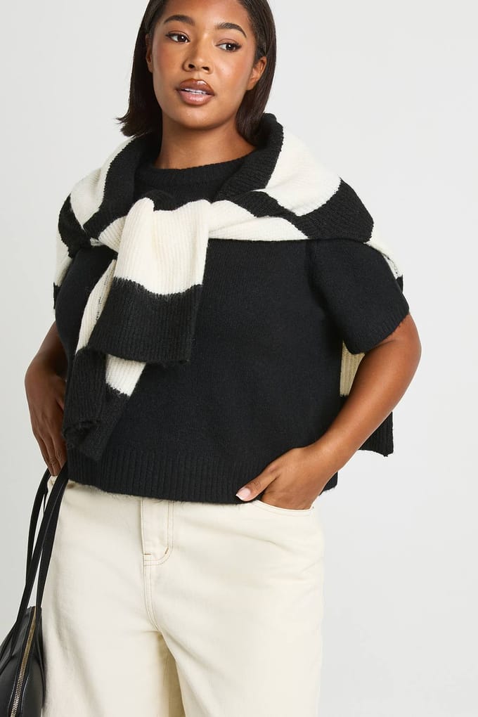 boohoo Dames PLUS KORTE MOUW RONDE HALS | Black | Maat: 26