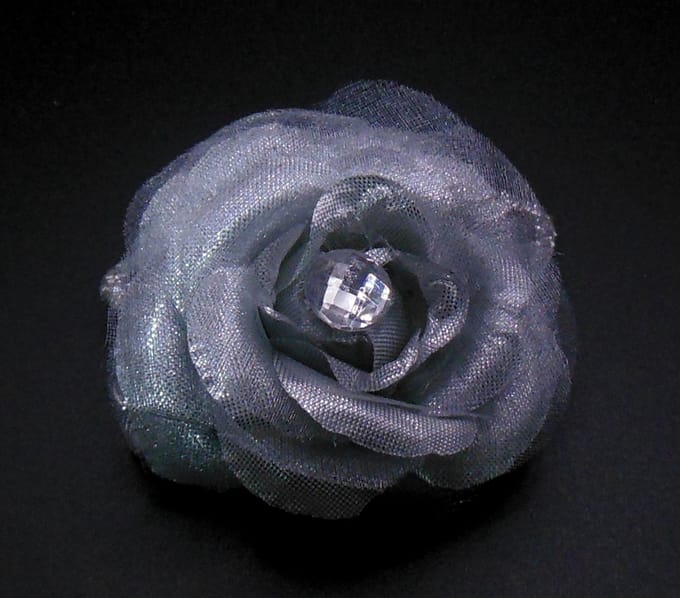 1 Roosje middel met duckklem+elastiek zilver glans met diamant