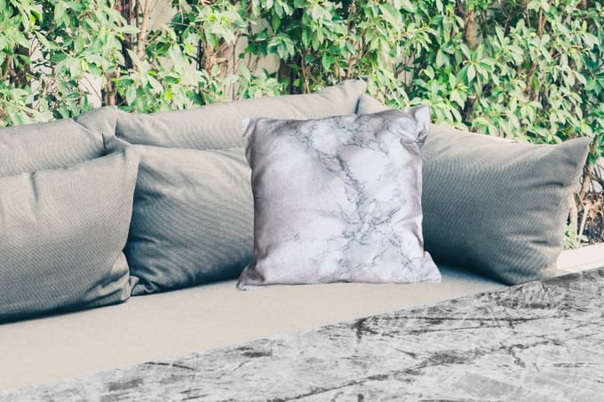 Buitenkussen - Marmer - Patroon - Gijs - Wit - Marmerlook - Luxe - 45x45 cm - Weerbestendig