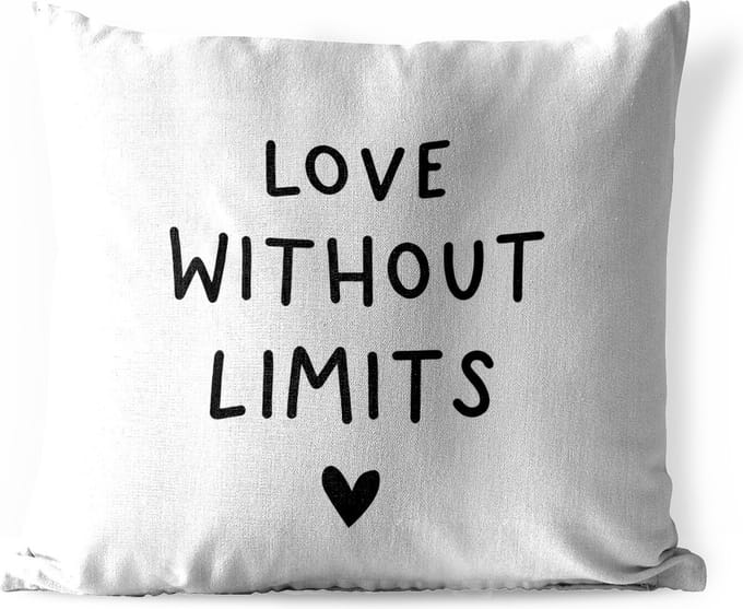 Tuinkussen - Engelse quote "Love without limits" met een hartje tegen een witte achtergrond - 40x40 cm - Weerbestendig