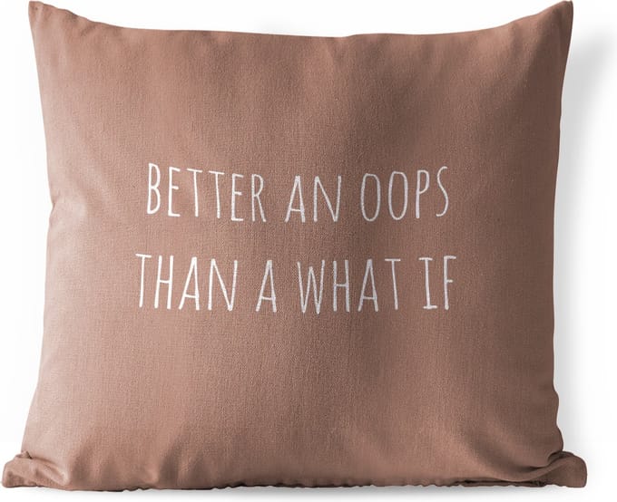 Sierkussen Buiten - Engelse quote "Better an oops than a what if" op een bruine achtergrond - 60x60 cm - Weerbestendig