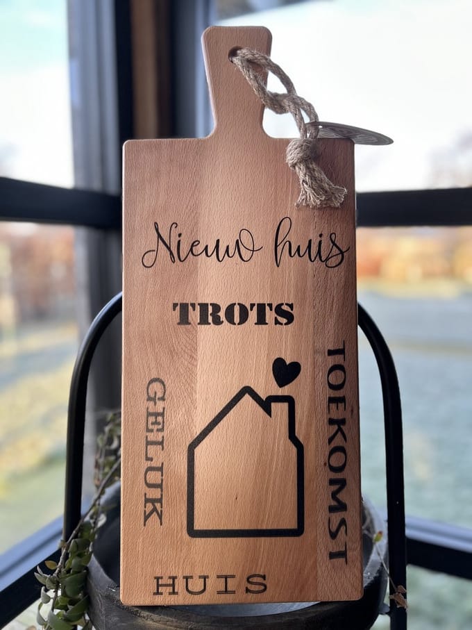 Creaties van Hier - Serveerplank - Nieuwe Woning - Hout - 49 cm