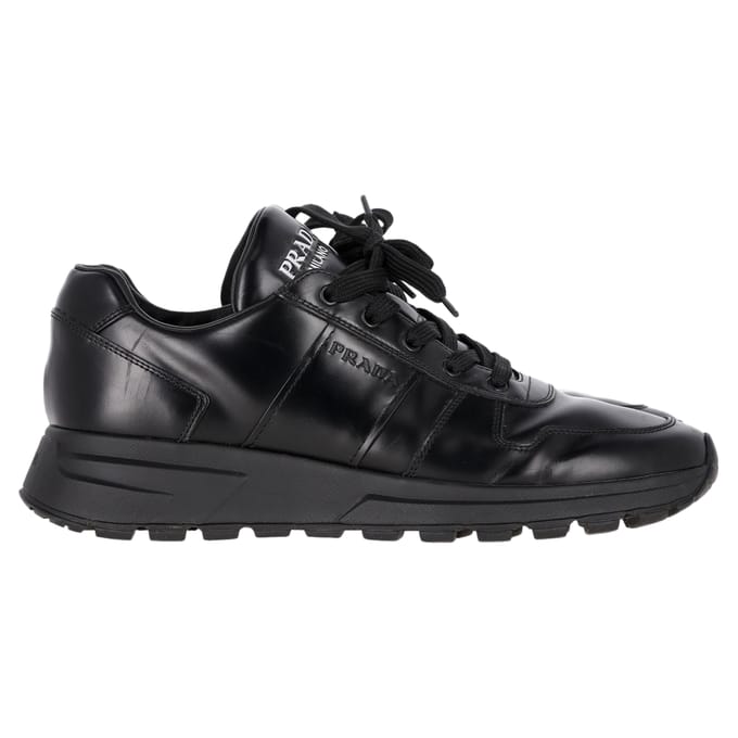 Prada Prax 01 Veterschoen Lage Sneakers in Zwart Kalfsleer