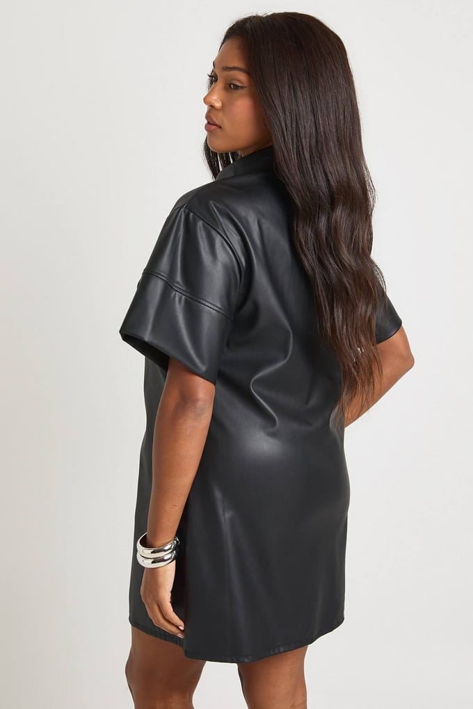 boohoo Dames Plus PU Mini Jurk met korte mouwen en knoopsluiting | Black | Maat: 22