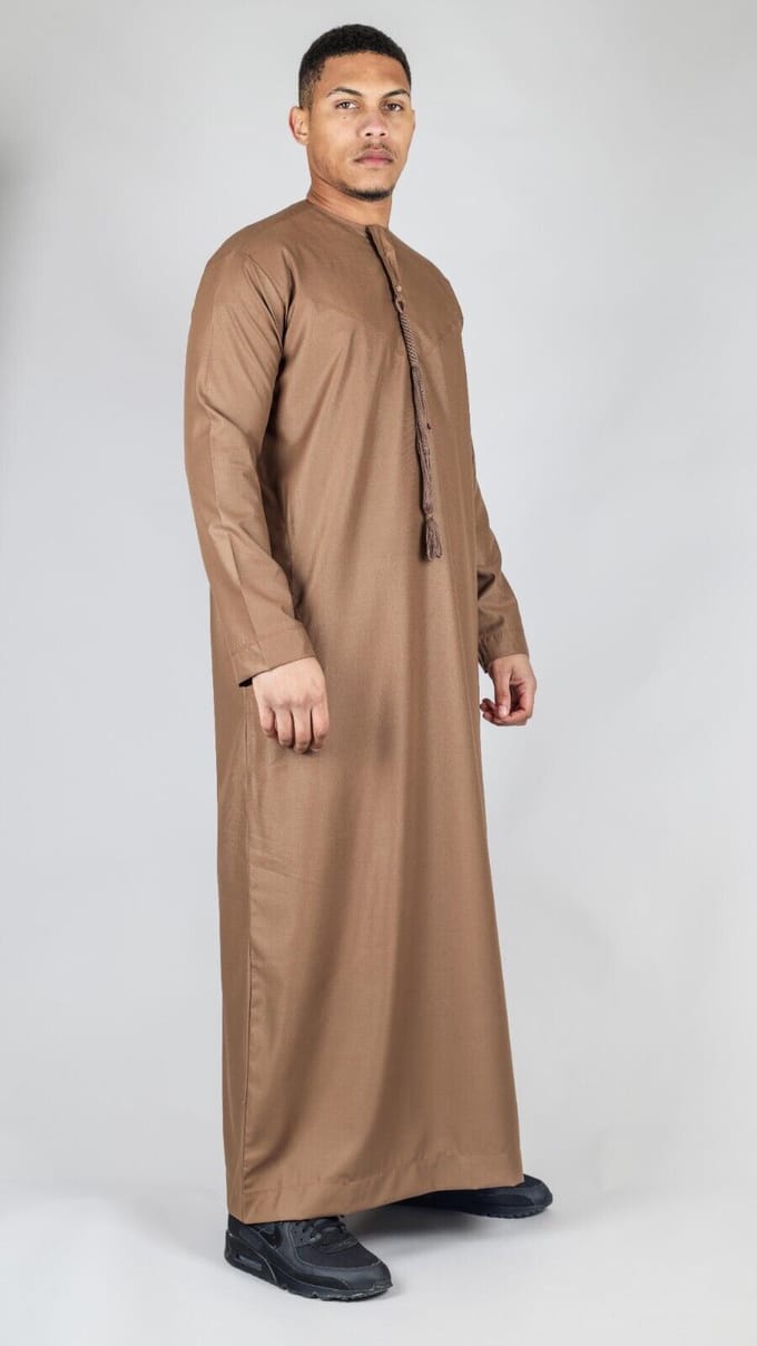 Bruine Thobe Emirati islamitische Jubba-jas voor heren Eid-kwast, normale pasvorm