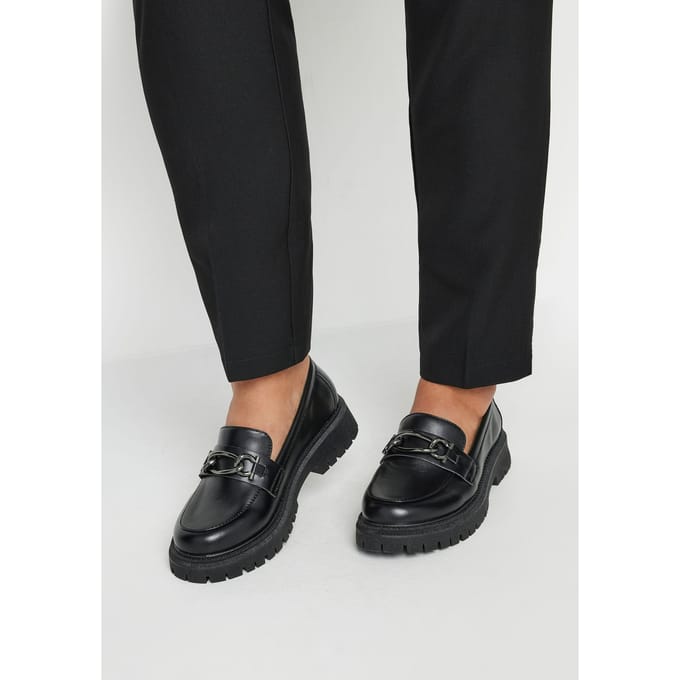 Yours Chunky Loafers Met Kettingdetail In (Extra) Brede Pasvorm In Zwartsize 42E