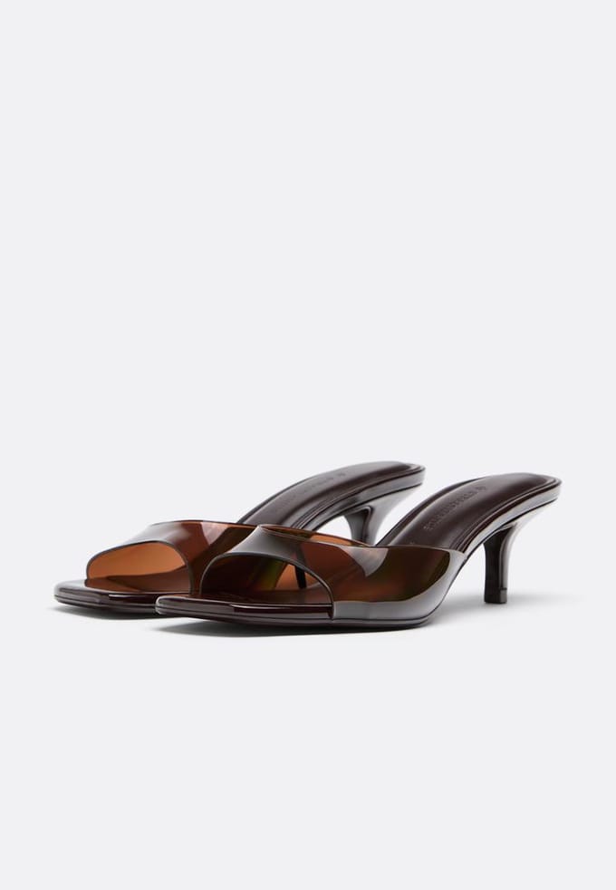 Stradivarius Sandalen met hak en vinyl instapper  BRUIN 38