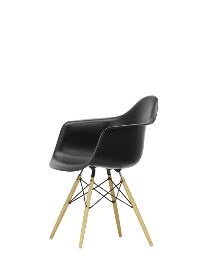 Vitra - DAW Eames Plastic Armchair - diepzwart RE - honingkleurig essenhout