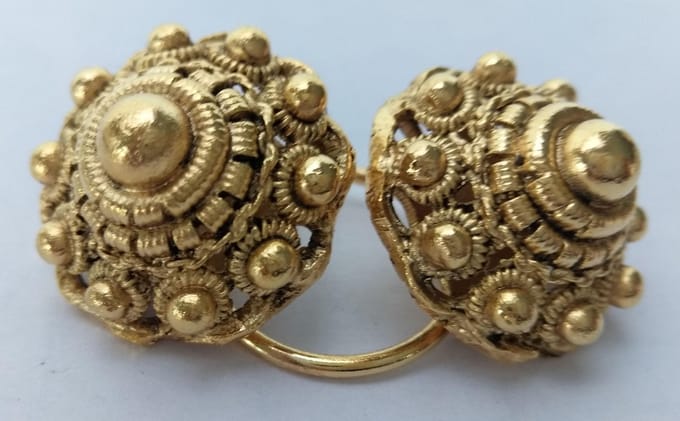 Keelknopen verguld, klederdrachtsieraden