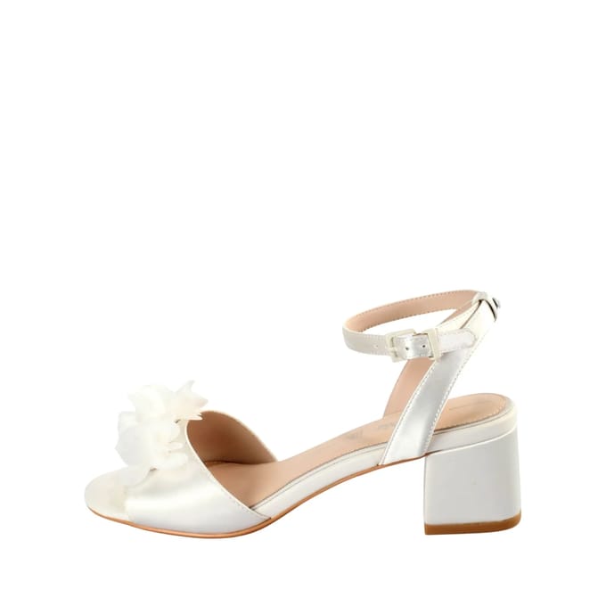 Sandaaltjes met florale siergarnering model 'Lucy'