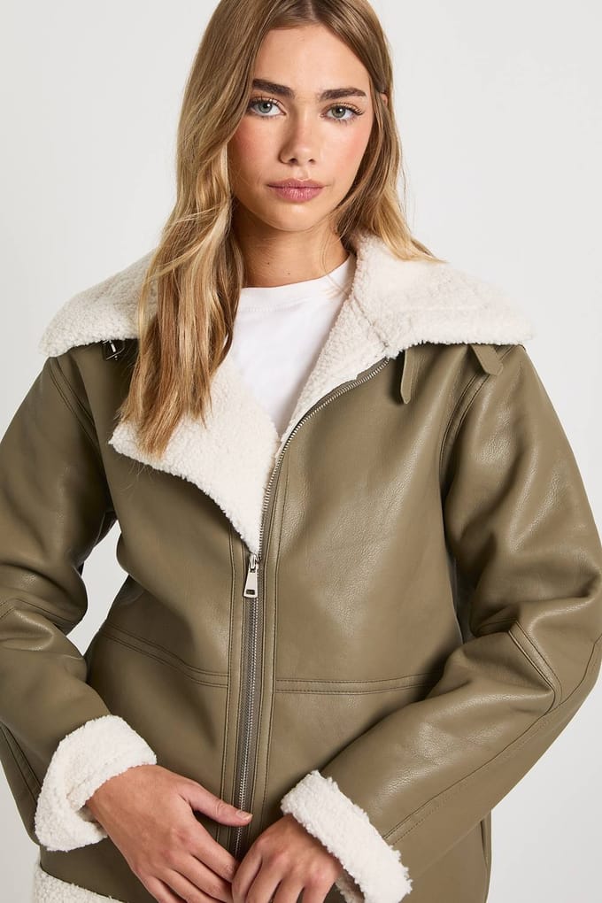 boohoo Dames Teddy Trim Gehechte Kunstleren Aviator Jas | Kaki | Maat: 36