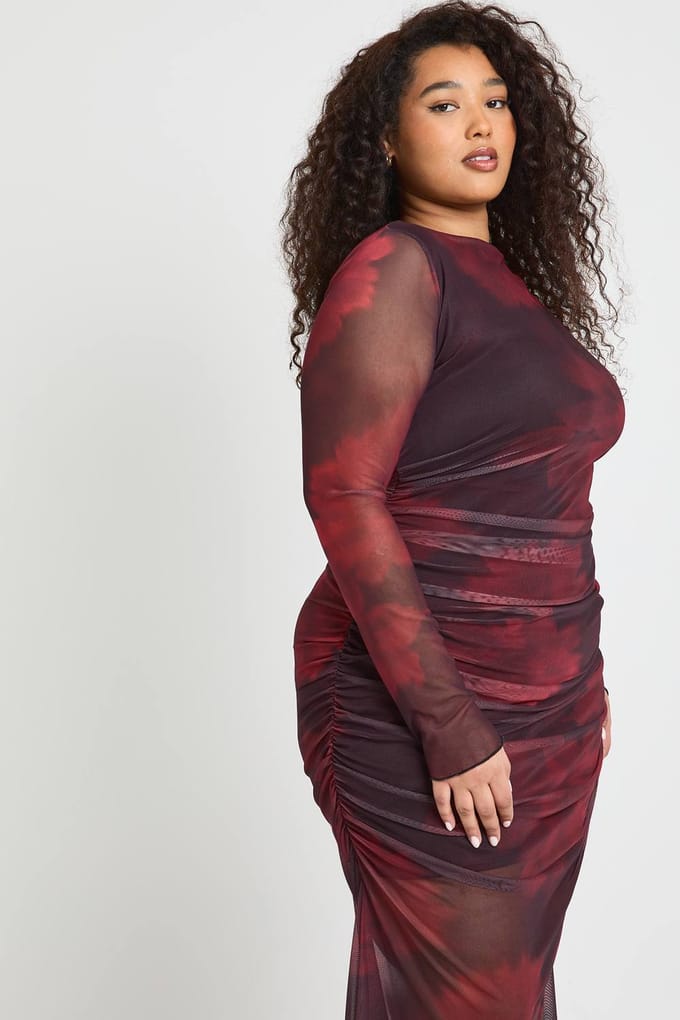 boohoo Dames Plus Gebloemde Geplooide Mesh Maxi Jurk | Rood | Maat: 54
